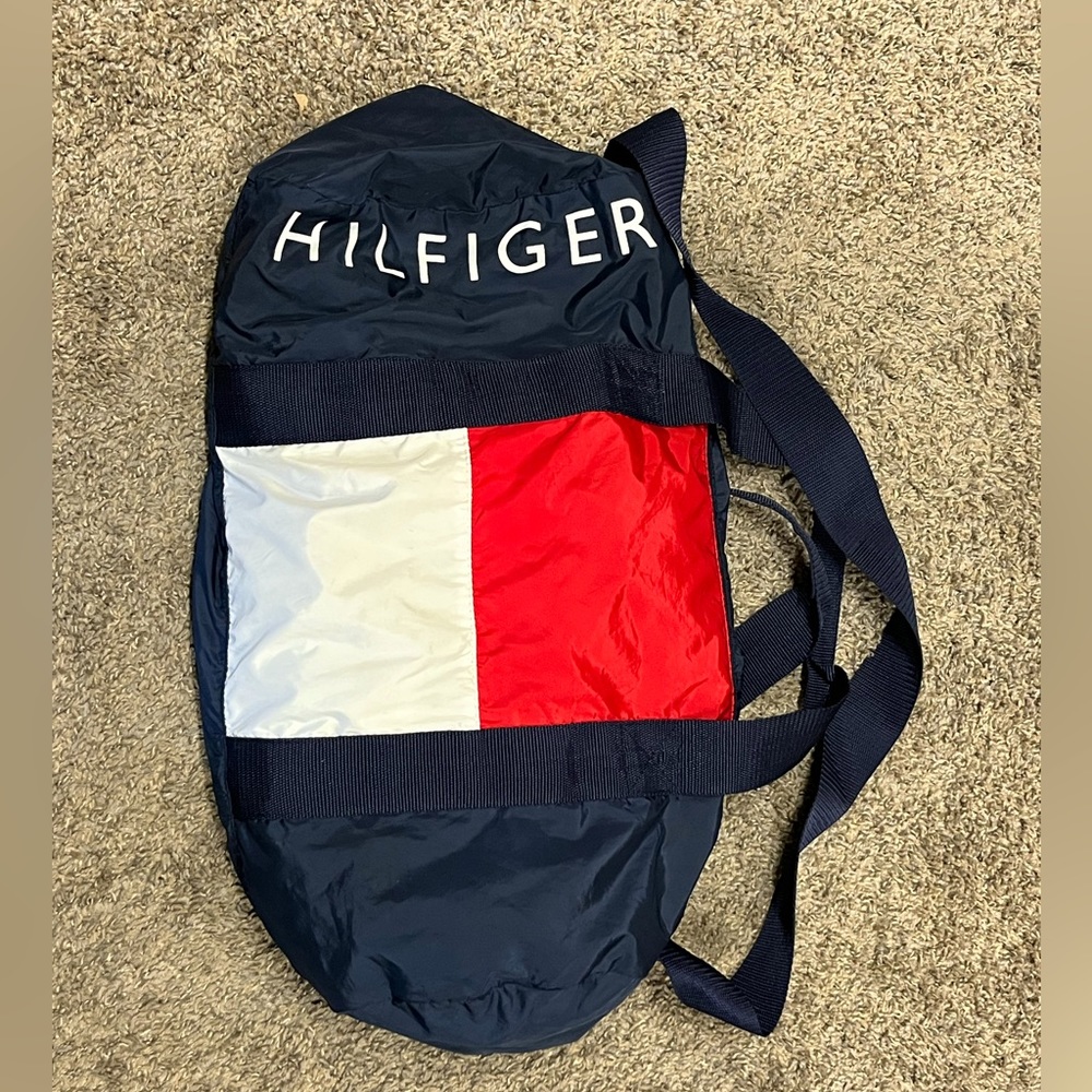 TOMMY•HILFIGER travel duffle, light weight and can pack itself for storage 🚨‼️